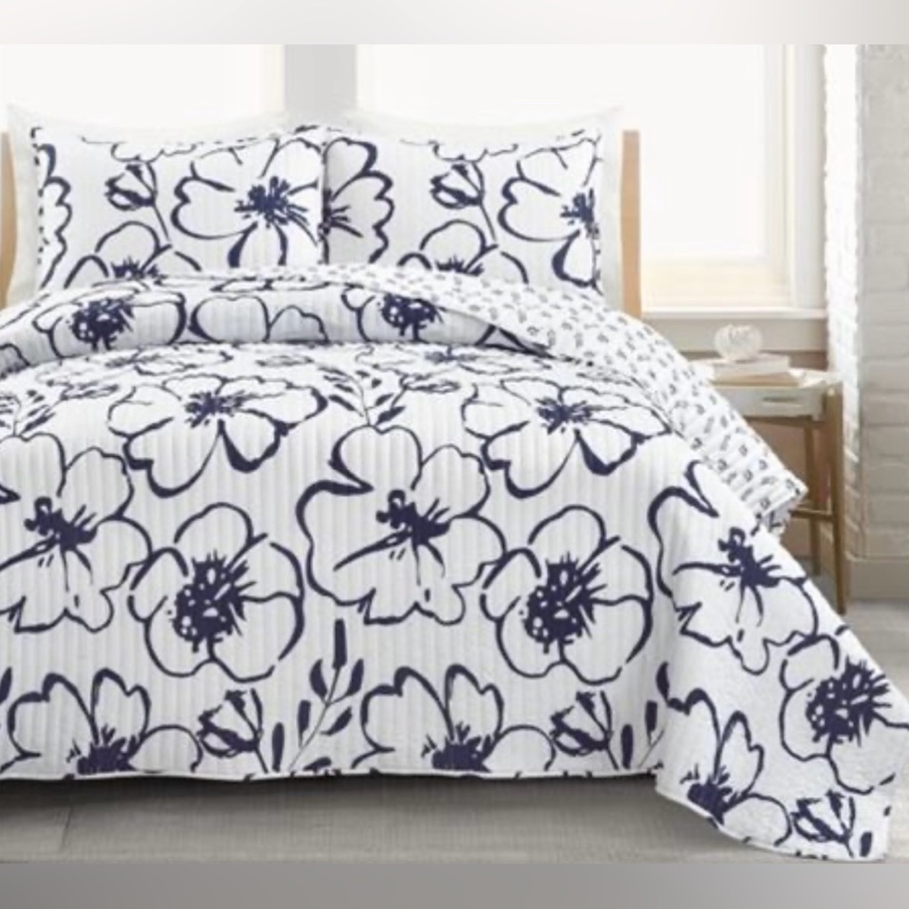 Reversible Floral Quilt Set in Navy and White - Home Bedding